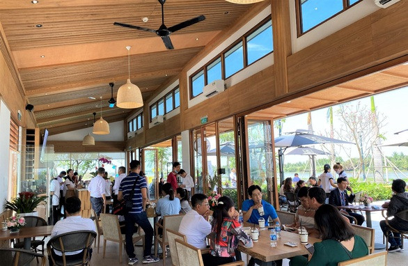 Đông đảo nhà đầu tư đến tham quan, trải nghiệm các hạng mục tiện ích của khu đô thị Waterpoint.