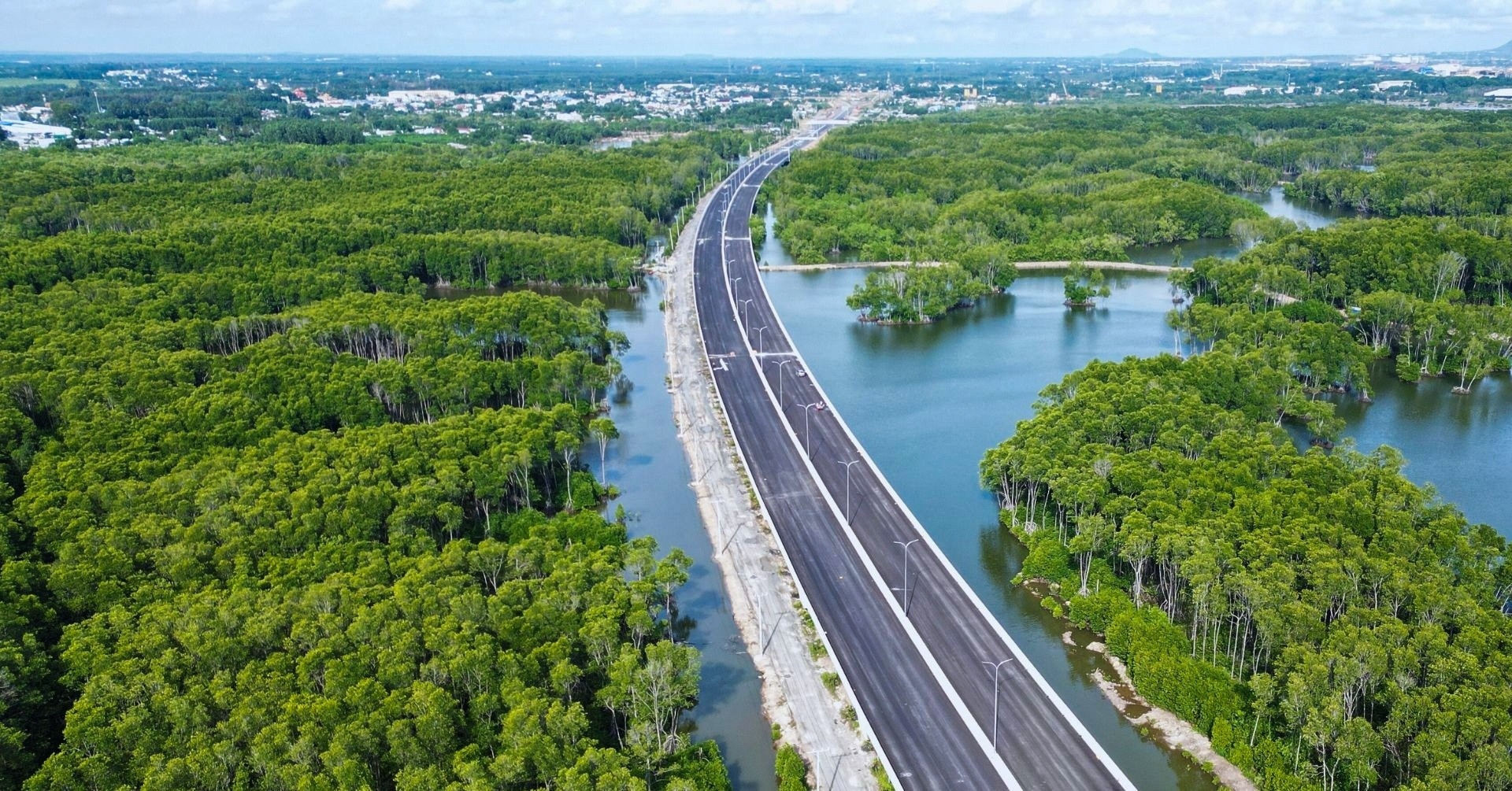 Cung đường cao tốc xuyên rừng ngập mặn đẹp nhất Việt Nam